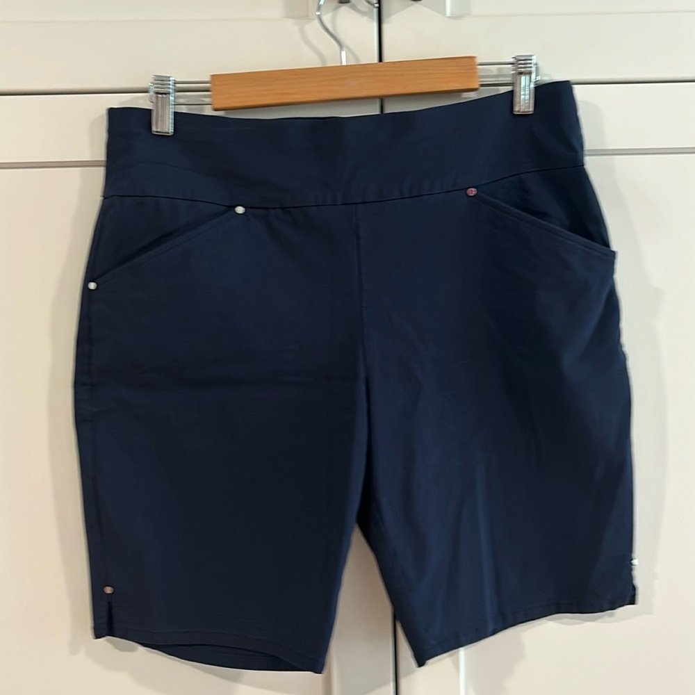 International Concepts Woman’s Pull on Bermuda Shorts. Size 10. Navy.